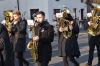 Orkiestra maszeruje przez miasto